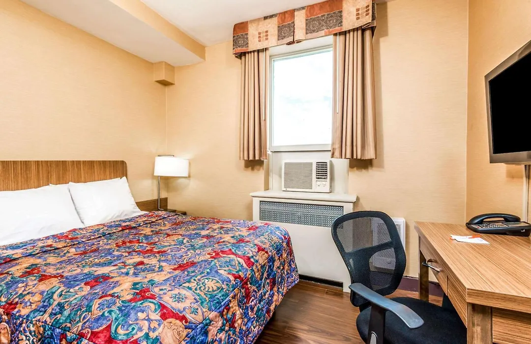 Howard Johnson By Wyndham Toronto Downtown West-1